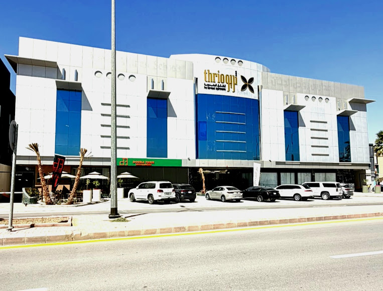 واجهة مبنى ثريو نهارًا
